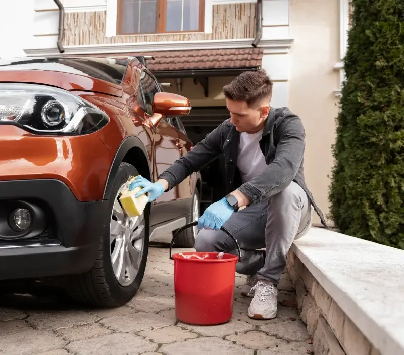 Lavage auto à domicile Gizy : professionnel intervenant sur un véhicule